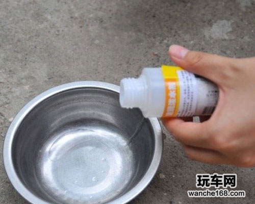 三款雨敌同台大比拼 实测防水效果