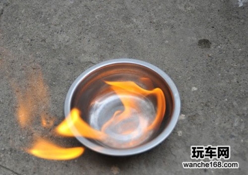 三款雨敌同台大比拼 实测防水效果