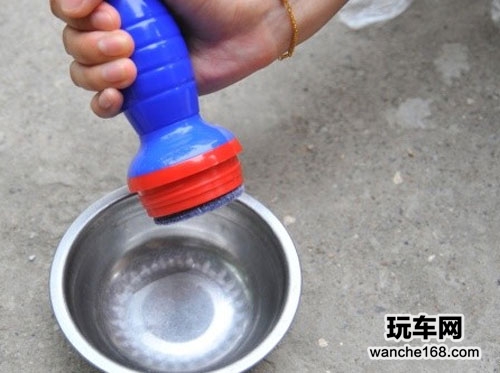 三款雨敌同台大比拼 实测防水效果