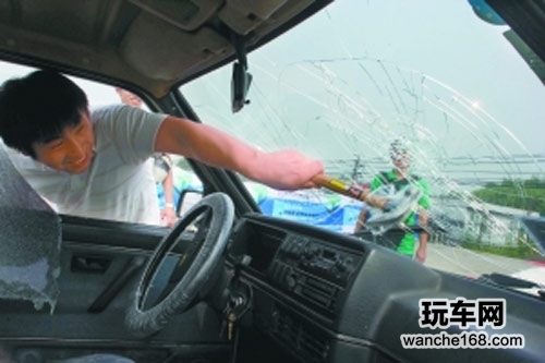 验证各种破窗秘笈 瞬间击破贴膜车窗