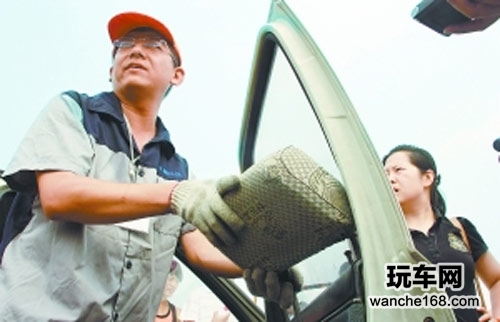 验证各种破窗秘笈 瞬间击破贴膜车窗