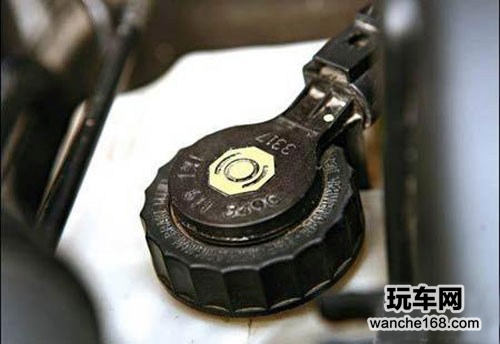 车主需要正确使用制动液安全卡扣需