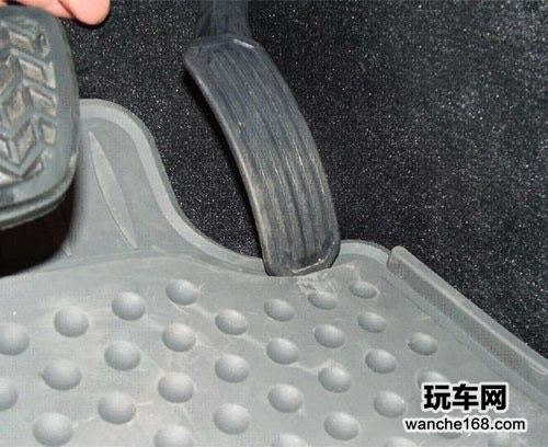 车主需要正确使用制动液安全卡扣需