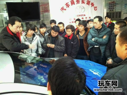 雷朋在宁夏举办贴膜技术培训