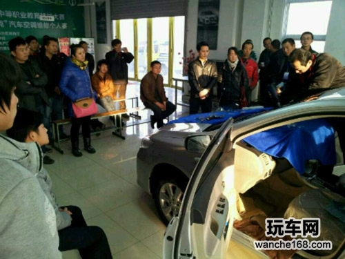 雷朋在宁夏举办贴膜技术培训