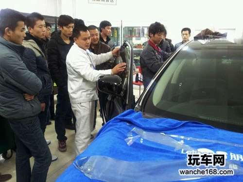 雷朋在宁夏举办贴膜技术培训