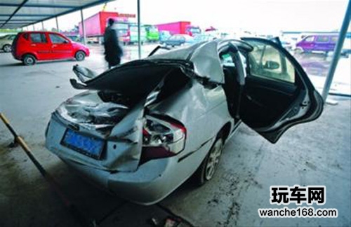 轿车司机被滚落的卡车集装箱砸死