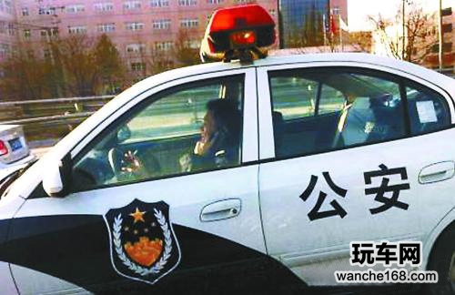 最严新交规 警察驾车抽烟打电话被罚