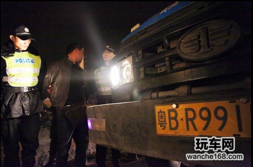 深圳货车为逃费在顺德冲卡撞警车