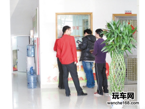 购车人潮高现车少 车市出现销控表