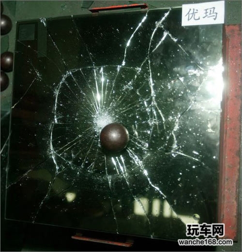专家为车主解困 安全膜亦为防爆膜