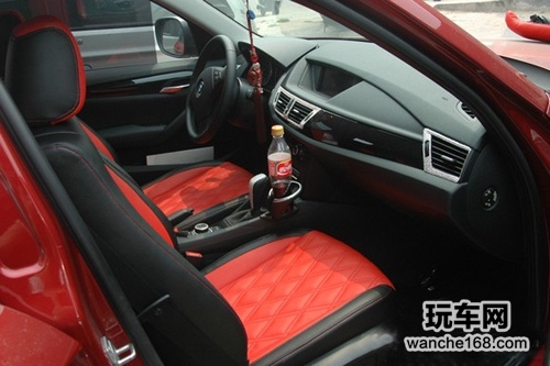 热情奔放 宝马X1红黑搭配真皮座椅