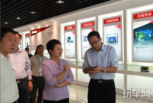 黄雁行常委率队到华阳集团进行调研