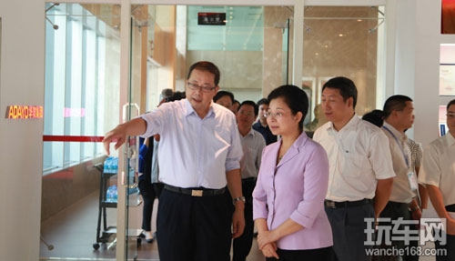 黄雁行常委率队到华阳集团进行调研