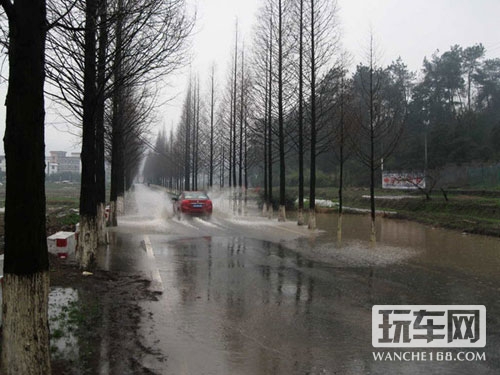 雨季路滑 安全行车小窍门要学会