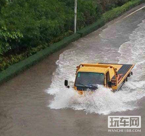 暴雨连连水浸车  翼卡救援快且优