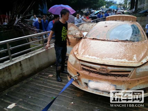 暴雨连连水浸车  翼卡救援快且优