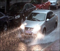 雨天驾车要注意行车速度和车距