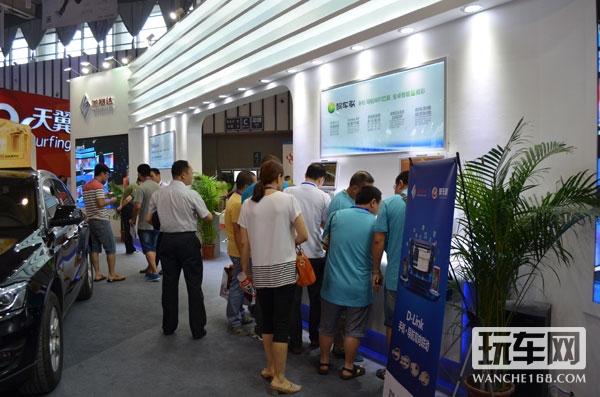前来体验美赛达产品和服务的宾客络绎不绝，人头攒动