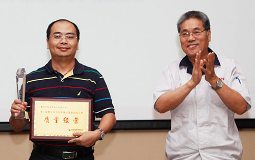 长城汽车副总裁柴万宝向华阳通用总经理助理魏立均颁发奖牌、奖杯