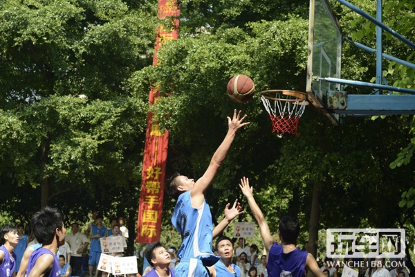球场上各队激烈对决
