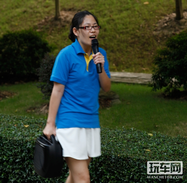美女向导在介绍此次参观流程