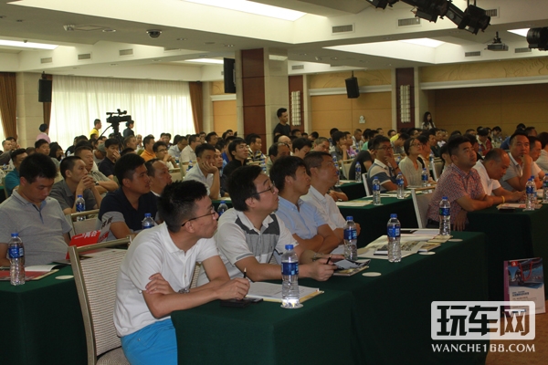图1：300人会场坐无虚席