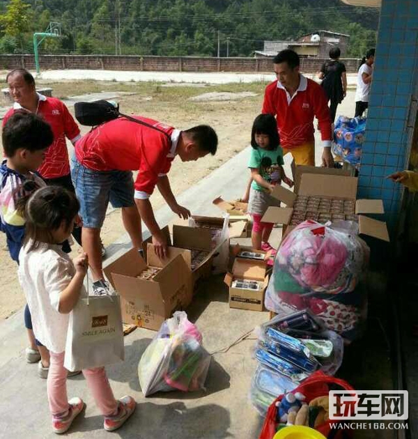 凌度车友们给当地小孩发放礼品
