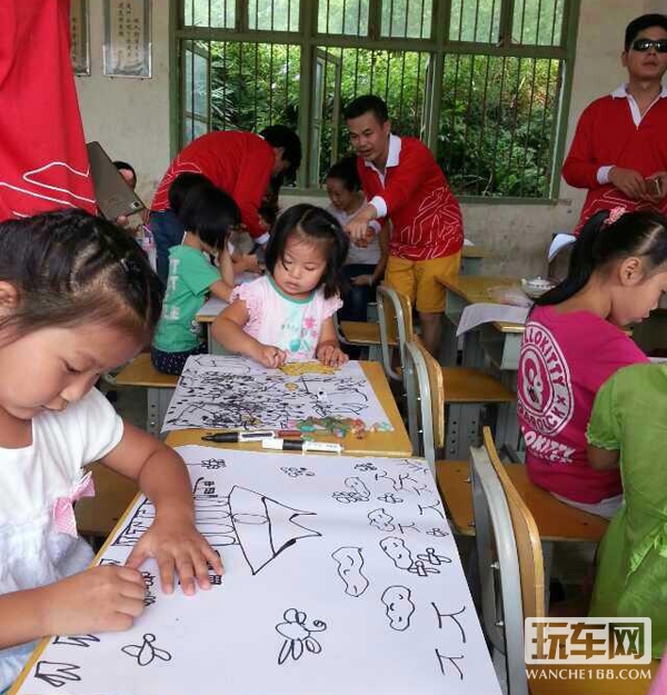 认真画画的孩子们