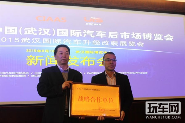 广州驰彩汽车科技有限公司曹启林（右）介绍即将在武汉展举办的“车身彩色艺术节”活动